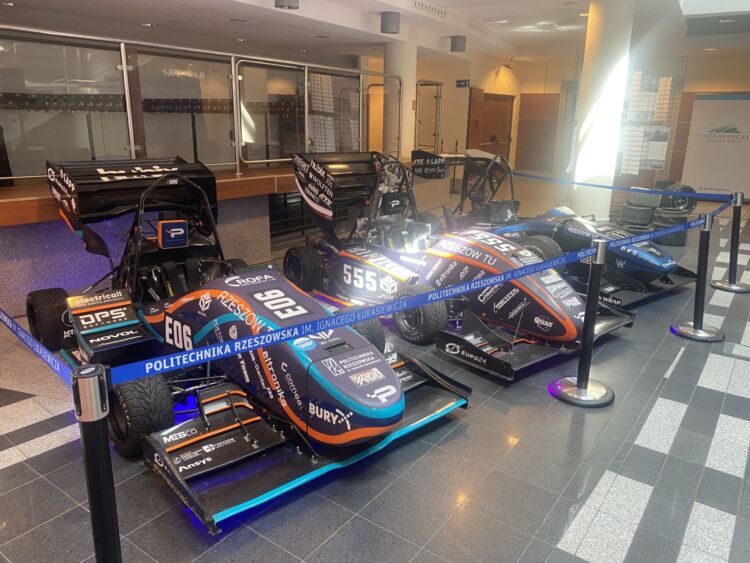 Studenci Politechniki Rzeszowskiej zaprezentowali nowy bolid wyścigowy 1 - Polskie Radio Rzeszów Studenci Politechniki Rzeszowskiej zaprezentowali nowy bolid wyścigowy