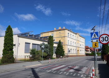 Maszt telefonii komórkowej zniknął z dachu mieleckiej szkoły