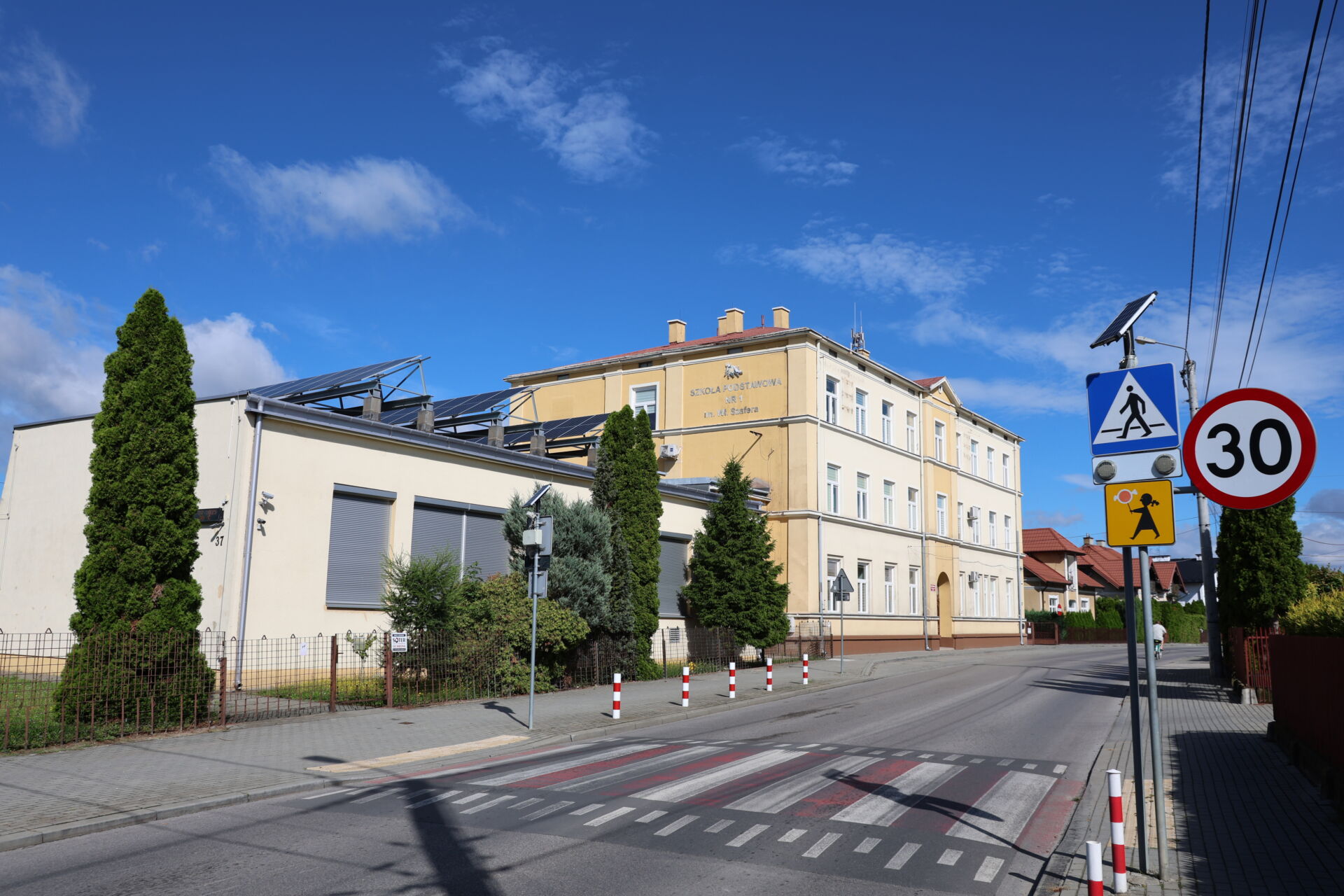 Maszt telefonii komórkowej zniknął z dachu mieleckiej szkoły