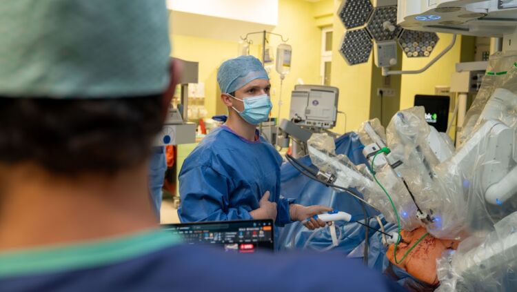 Pionierskie operacje w szpitalu uniwersyteckim przy wsparciu sztucznej inteligencji