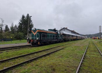 Retro Express Bieszczady wjeżdża na tory