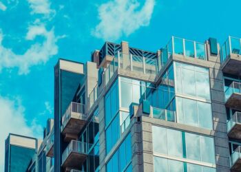 Spór o działki na Rejtana: Mieszkańcy protestują przeciwko budowie wysokiego bloku