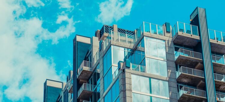 Spór o działki na Rejtana: Mieszkańcy protestują przeciwko budowie wysokiego bloku