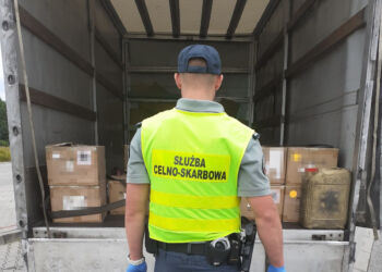 Przemyt na A4: 6 tysięcy e-papierosów bez akcyzy zabezpieczonych przez służby