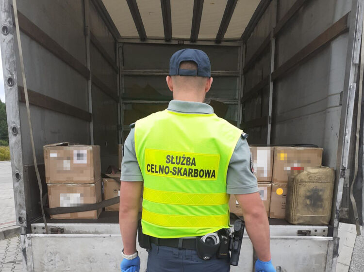 Przemyt na A4: 6 tysięcy e-papierosów bez akcyzy zabezpieczonych przez służby