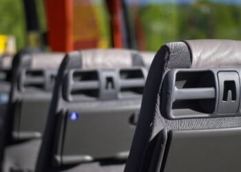 Autobus przewożący grupę dzieci zderzył się z samochodem osobowym