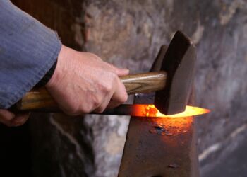 Pokaz kowalstwa tradycyjnego na festynie rodzinnym „Iskra Tradycji”