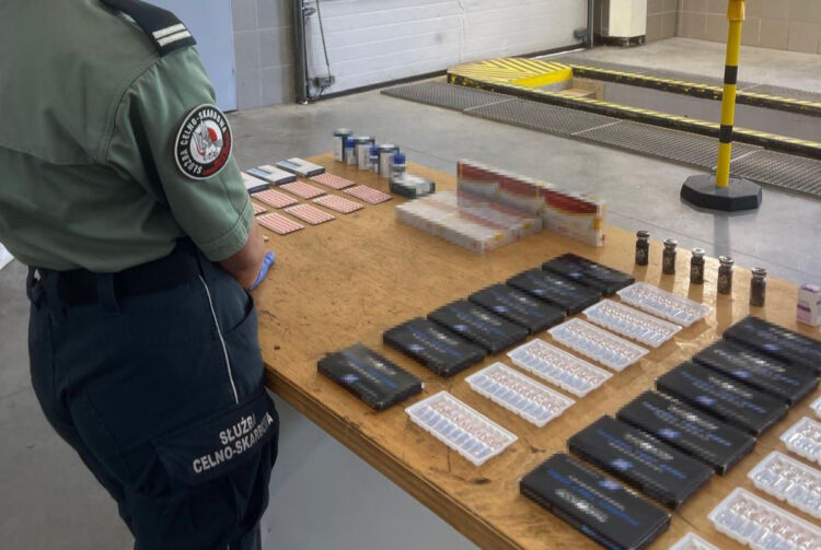 Podkarpacka KAS udaremniła przemyt sterydów i hormonów wzrostu na granicy w Krościenku