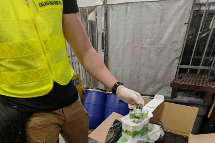 Podkarpacka KAS przechwyciła 2 tys. opakowań nielegalnych liquidów
