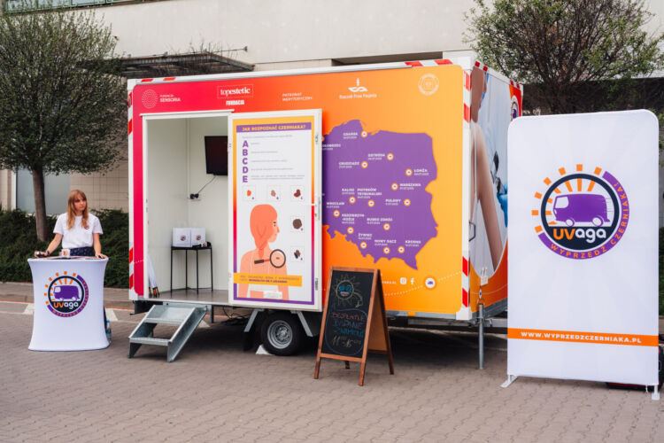 Bezpłatne badania skóry na Rynku w Krośnie – akcja „UVaga – wyprzedź czerniaka!” 1 - Polskie Radio Rzeszów Bezpłatne badania skóry na Rynku w Krośnie – akcja „UVaga – wyprzedź czerniaka!”