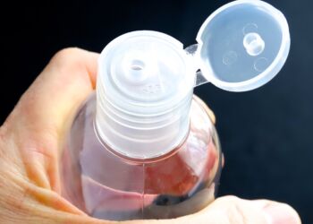 W upalne dni wolontariusze rozdają wodę osobom starszym i bezdomnym