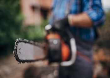 Akcesoria do piły spalinowej – co warto mieć, by praca była efektywna?