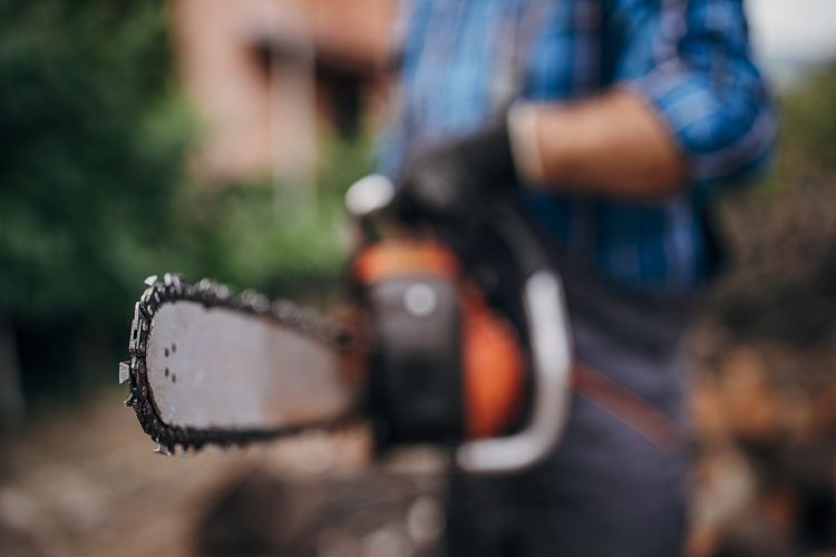 Akcesoria do piły spalinowej – co warto mieć, by praca była efektywna?