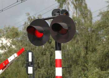 Bezpieczniejsze przejazdy kolejowe na Podkarpaciu – modernizacja w Strzyżowie, Komańczy i Skołyszynie