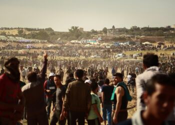 Pomoc humanitarna dociera do Gazy. Izrael ogłasza przerwy w działaniach wojennych