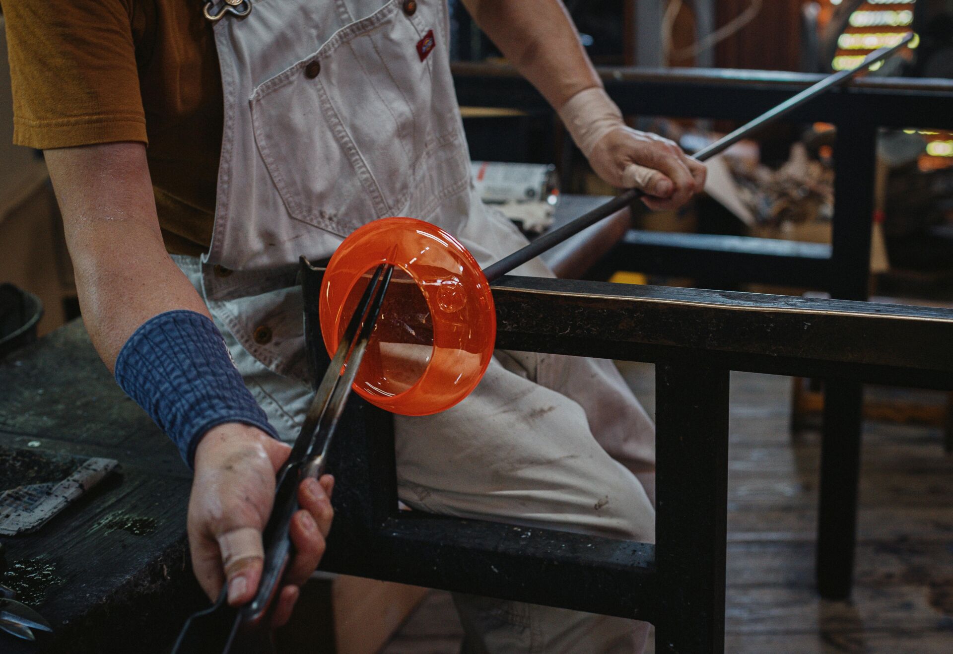 Wystawa szklanych skarbów z krośnieńskich hut szkła w Stalowej Woli