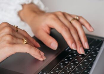 Oszustwo miłosne w sieci. Mieszkanka Rzeszowa straciła kilkaset tys. złotych