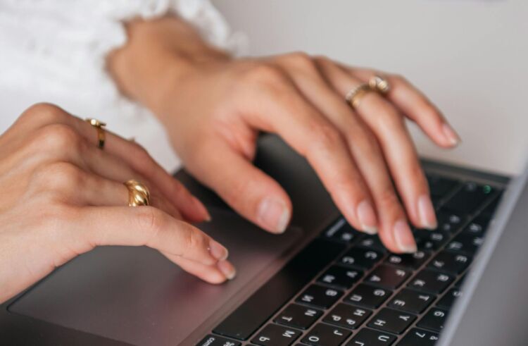 Oszustwo miłosne w sieci. Mieszkanka Rzeszowa straciła kilkaset tys. złotych