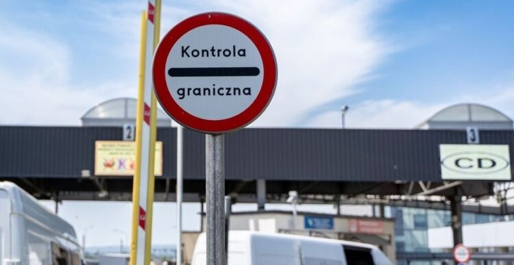 Kontrole na przejściach granicznych. Siemoniak: Przebiegają spokojnie i sprawnie