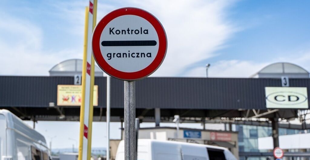 Kontrole na przejściach granicznych. Siemoniak: Przebiegają spokojnie i sprawnie