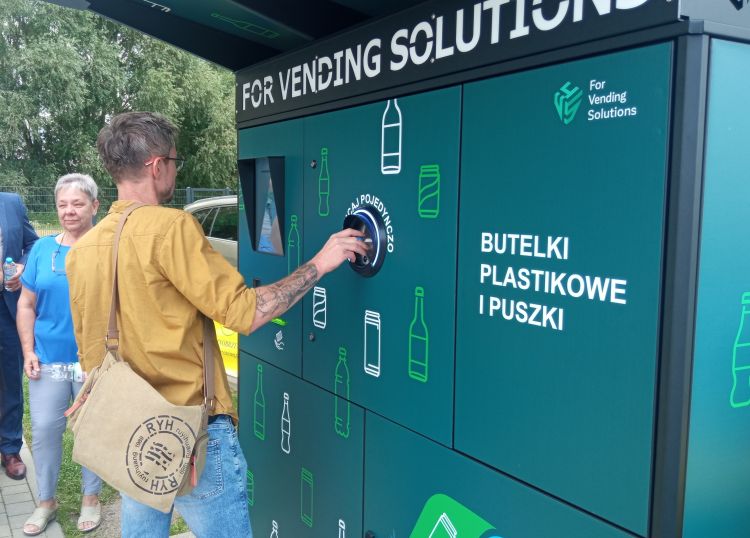 „Planeta albo plastik” w Tarnobrzegu. Butelkomat już działa 1 - Polskie Radio Rzeszów „Planeta albo plastik” w Tarnobrzegu. Butelkomat już działa