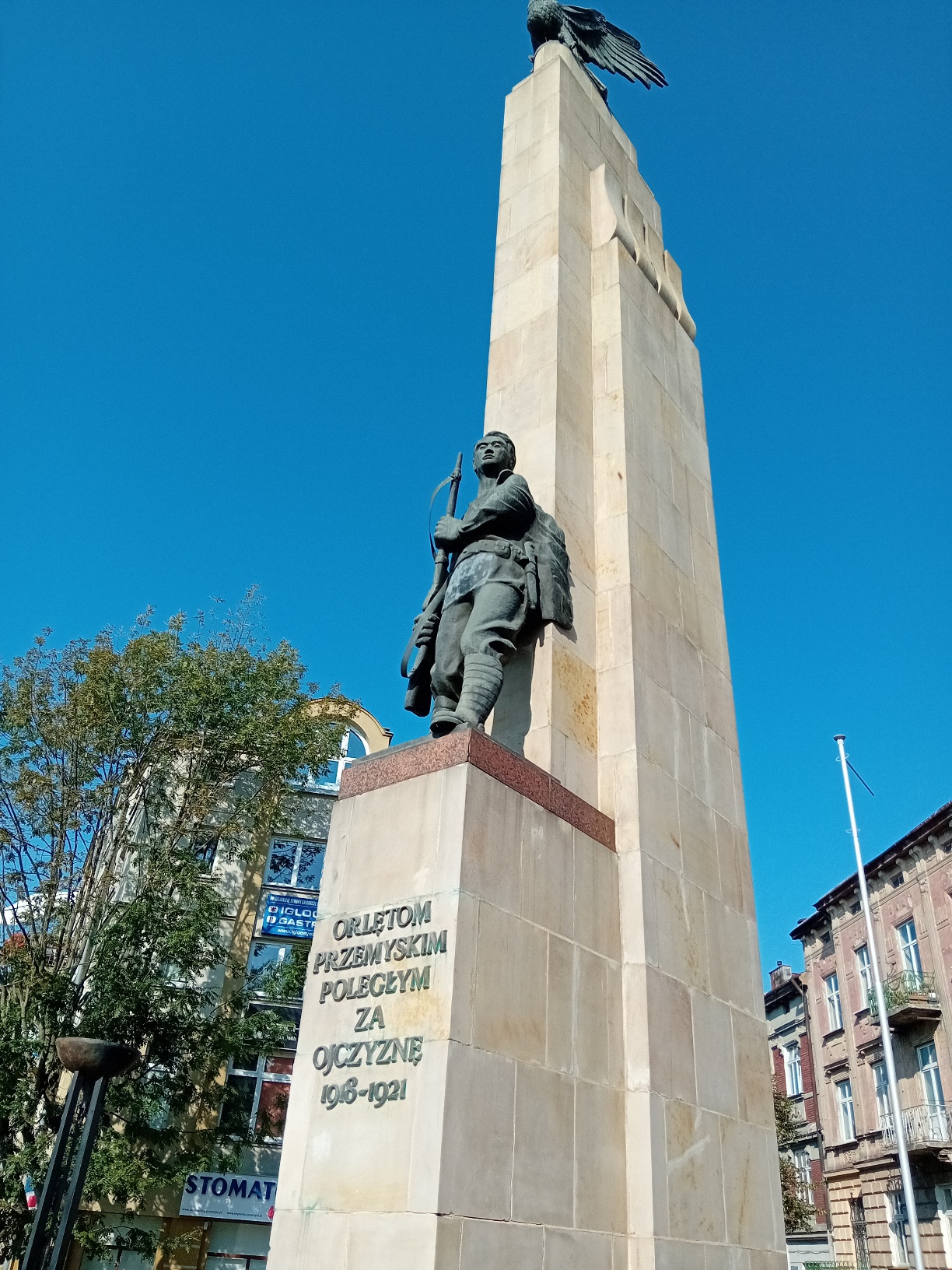 Kwiaty na mogiłach polskich żołnierzy poległych w latach 1918-1920 - Polskie Radio Rzeszów