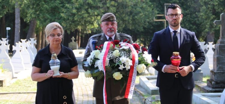 Kwiaty na mogiłach polskich żołnierzy poległych w latach 1918-1920