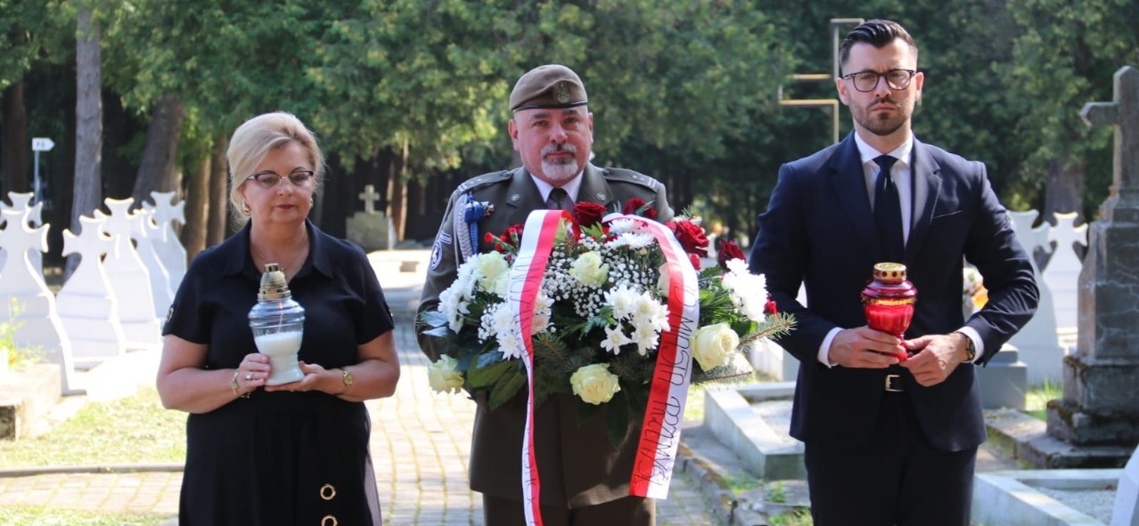 Kwiaty na mogiłach polskich żołnierzy poległych w latach 1918-1920 6 - Polskie Radio Rzeszów Kwiaty na mogiłach polskich żołnierzy poległych w latach 1918-1920