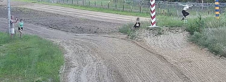 Francuz kazał dzieciom ustawić się do zdjęcia na pasie granicznym. Zapłacił 500 zł mandatu