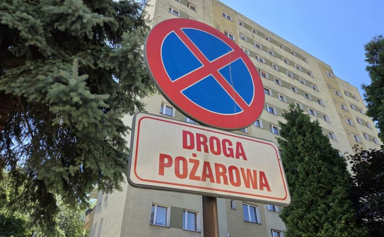 Zablokowane drogi pożarowe utrudniają akcje ratunkowe – służby apelują o rozsądek