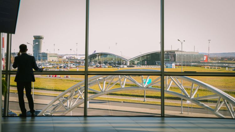 Samolot ze 130 pasażerami wylądował w Jasionce z powodu przerwy na lotnisku Kraków-Balice