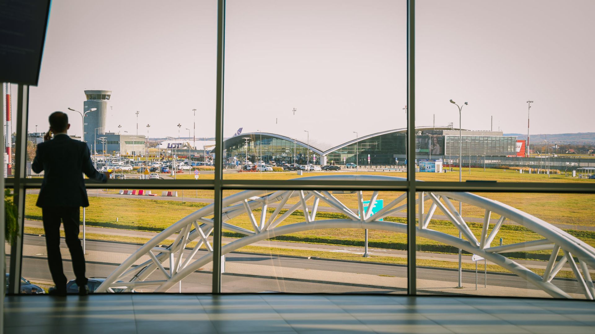 Samolot ze 130 pasażerami wylądował w Jasionce z powodu przerwy na lotnisku Kraków-Balice