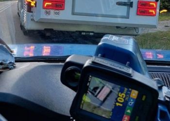 Kierowca autobusu pędził ponad 100 km na godzinę. Wiózł 60 pasażerów