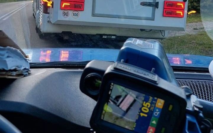 Kierowca autobusu pędził ponad 100 km na godzinę. Wiózł 60 pasażerów