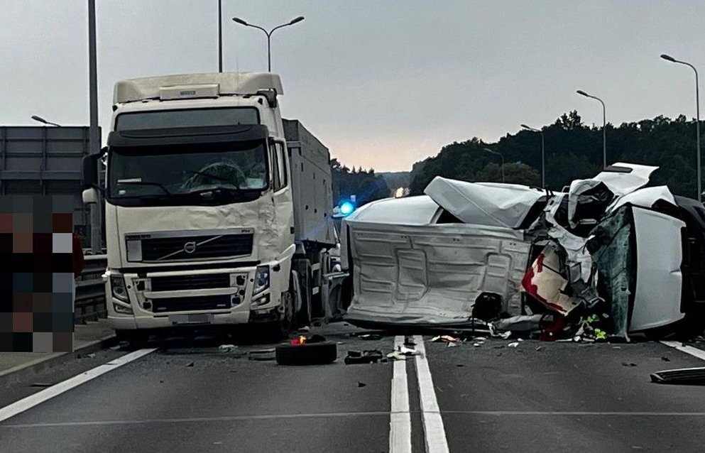 Karambol na wiadukcie w Głogowie Małopolskim. Trzy osoby trafiły do szpitala [AKTUALIZACJA]