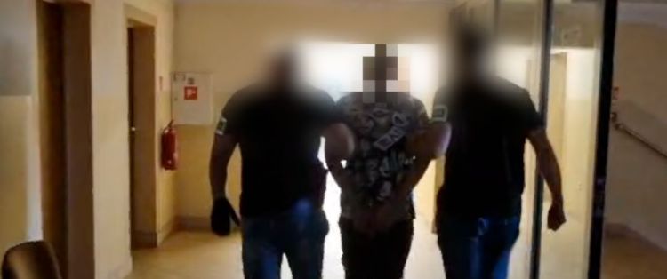 Do tymczasowego aresztu trafił mężczyzna podejrzany o posiadanie broni i narkotyków 1 - Polskie Radio Rzeszów Do tymczasowego aresztu trafił mężczyzna podejrzany o posiadanie broni i narkotyków