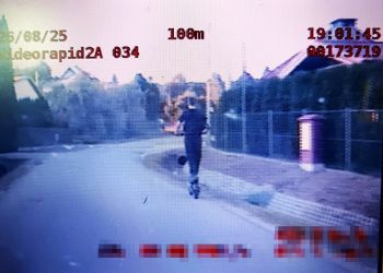 15-latek nie miał karty rowerowej, ale mama pozwoliła mu jeździć hulajnogą po drodze