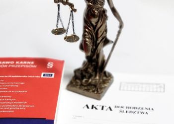 Kompletnie pijana mieszkanka Mielca uszkodziła mercedesem zaparkowane auta