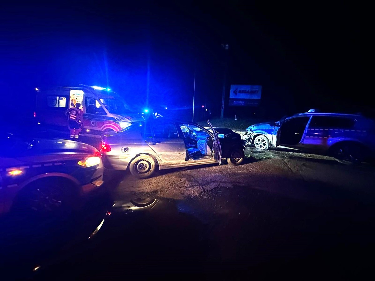 Pościg za 17-latkiem. Nie miał prawa jazdy, staranował dwa radiowozy 2 - Polskie Radio Rzeszów Pościg za 17-latkiem. Nie miał prawa jazdy, staranował dwa radiowozy - Polskie Radio Rzeszów