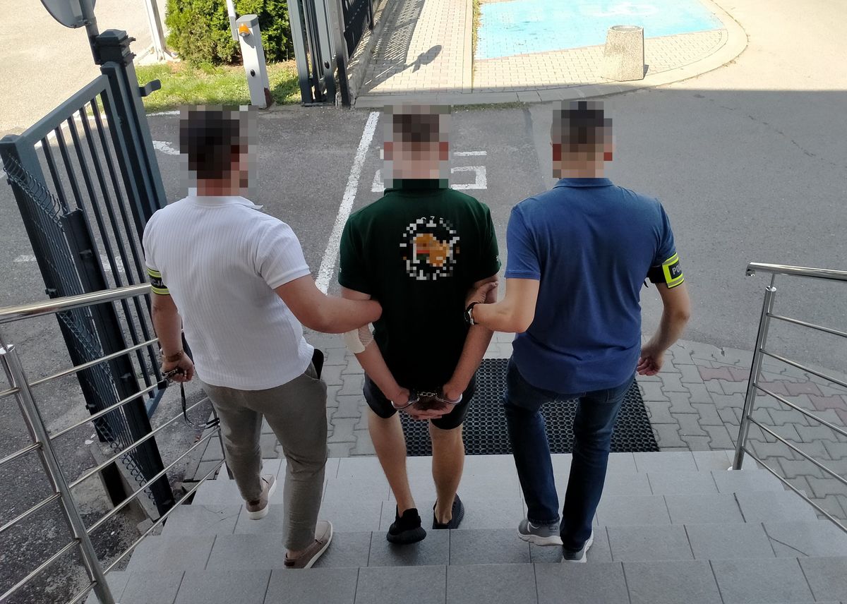 Pościg za 17-latkiem. Nie miał prawa jazdy, staranował dwa radiowozy 3 - Polskie Radio Rzeszów Pościg za 17-latkiem. Nie miał prawa jazdy, staranował dwa radiowozy - Polskie Radio Rzeszów