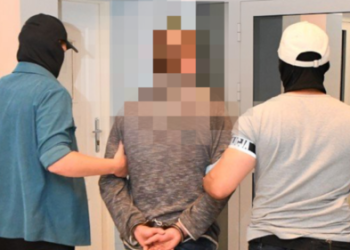 Wszedł do sklepu, zagroził ekspedientce atrapą broni i zażądał papierosów oraz alkoholu