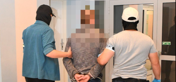 Wszedł do sklepu, zagroził ekspedientce atrapą broni i zażądał papierosów oraz alkoholu