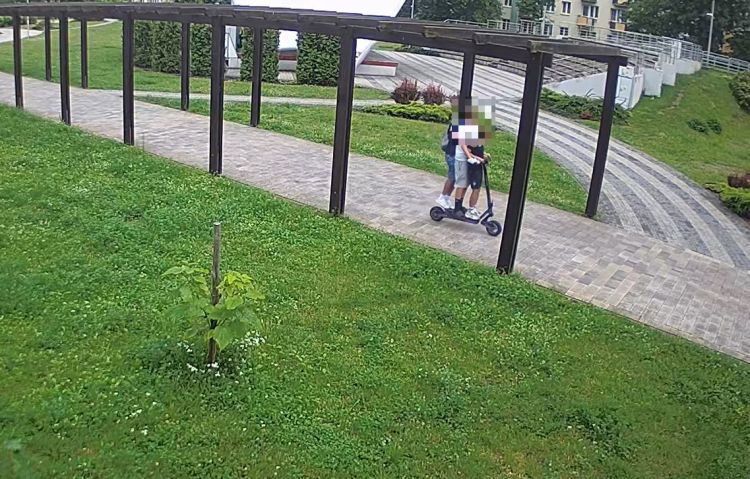 Niebezpieczna jazda nastolatków na hulajnodze i rowerze po Stalowej Woli