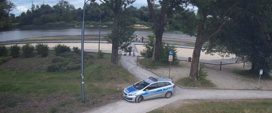 Dzieci chodziły środkiem Sanu. Nie wiedziały, jak wydostać się na brzeg 8 - Polskie Radio Rzeszów Dzieci chodziły środkiem Sanu. Nie wiedziały, jak wydostać się na brzeg