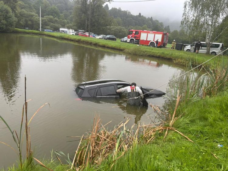 Dachowanie, wjazd do stawu i zderzenie na łuku drogi. Kolizje w Bieszczadach