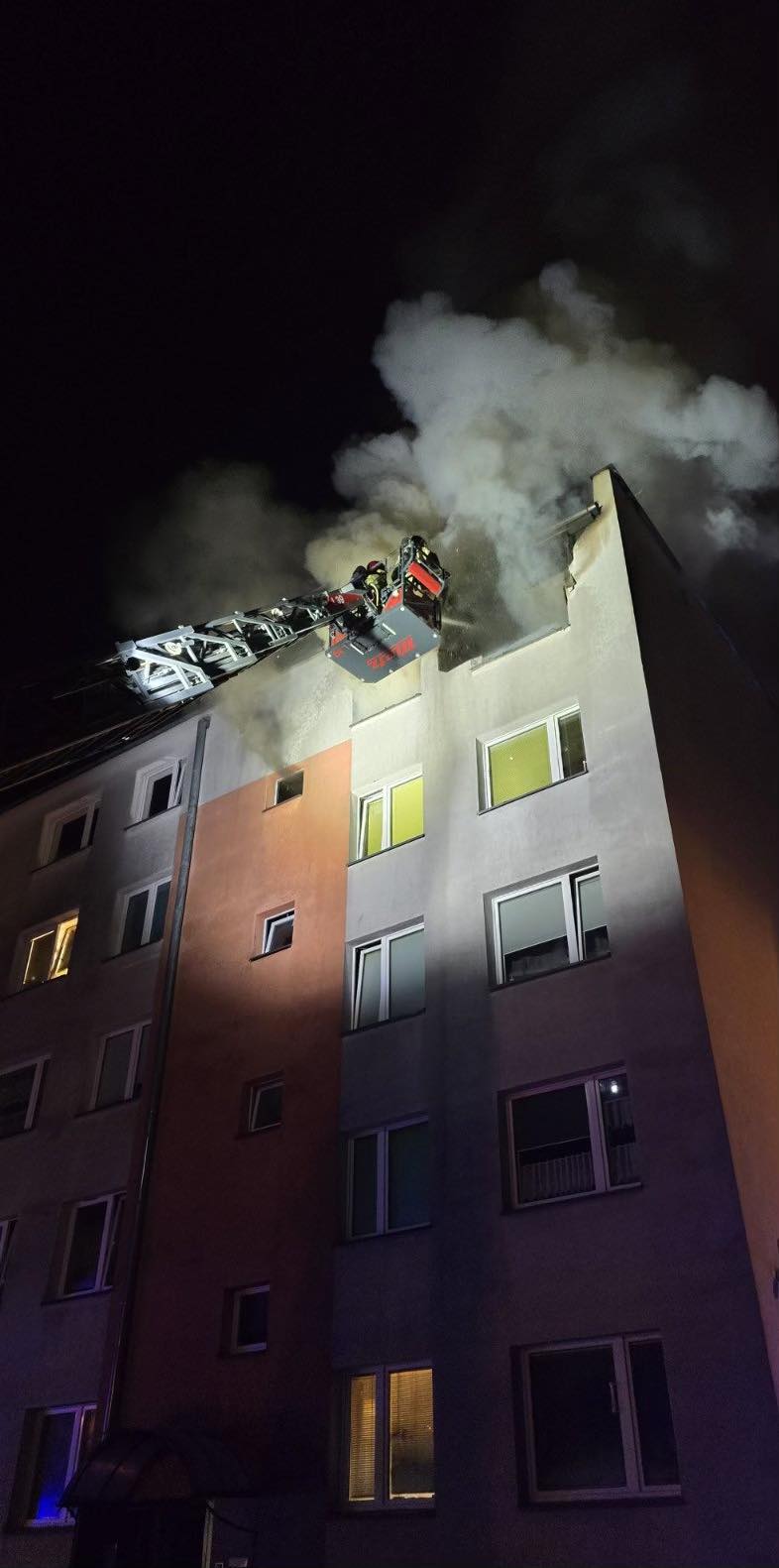 Pożar w Tarnobrzegu. Ewakuacja mieszkańców bloku 2 - Polskie Radio Rzeszów Pożar w Tarnobrzegu. Ewakuacja mieszkańców bloku - Polskie Radio Rzeszów