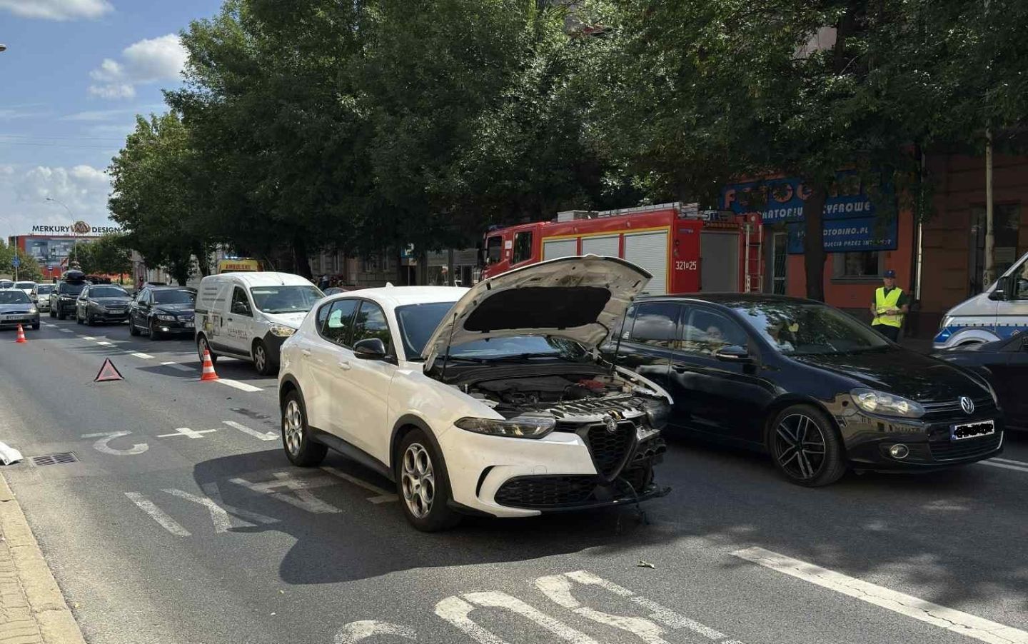 Zderzenie samochodu z motocyklem na al. Piłsudskiego. Występują utrudnienia [ZDJĘCIA]