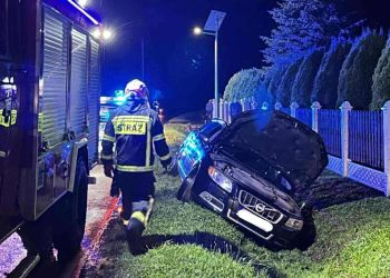 Samochód marki Volvo wpadł do przydrożnego rowu – kierowca był pod wpływem alkoholu