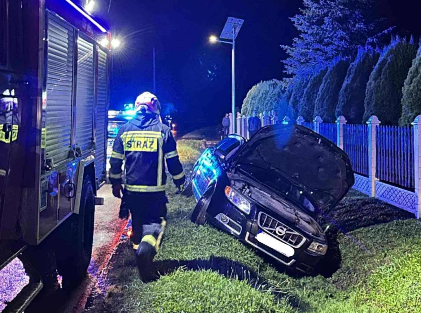Samochód marki Volvo wpadł do przydrożnego rowu – kierowca był pod wpływem alkoholu