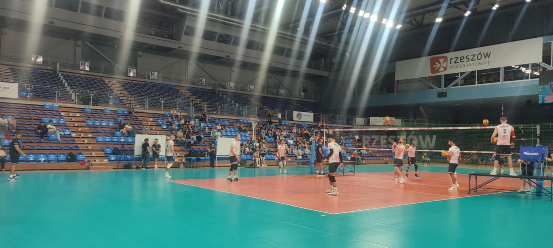 Kilkuset kibiców na otwartym treningu siatkarzy Asseco Resovii 4 - Polskie Radio Rzeszów Kilkuset kibiców na otwartym treningu siatkarzy Asseco Resovii - Polskie Radio Rzeszów
